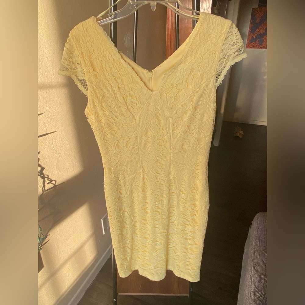 Donna Ricco Yellow Sheath Dress with V-Neck and Flutter Cap Sleeves